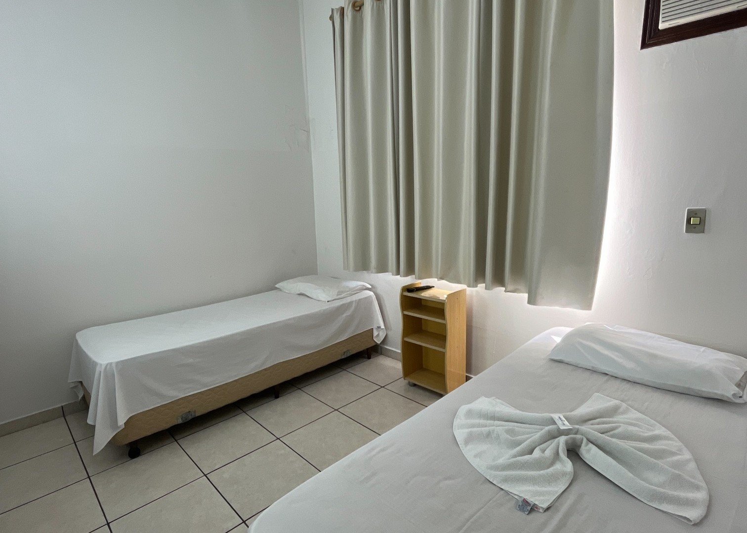 Vista alternativa do quarto duplo com duas camas