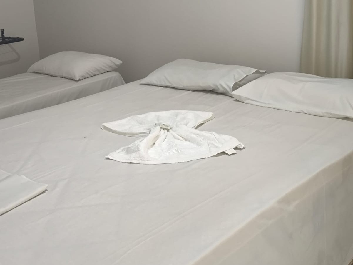 uma cama de casal e uma de solteiro