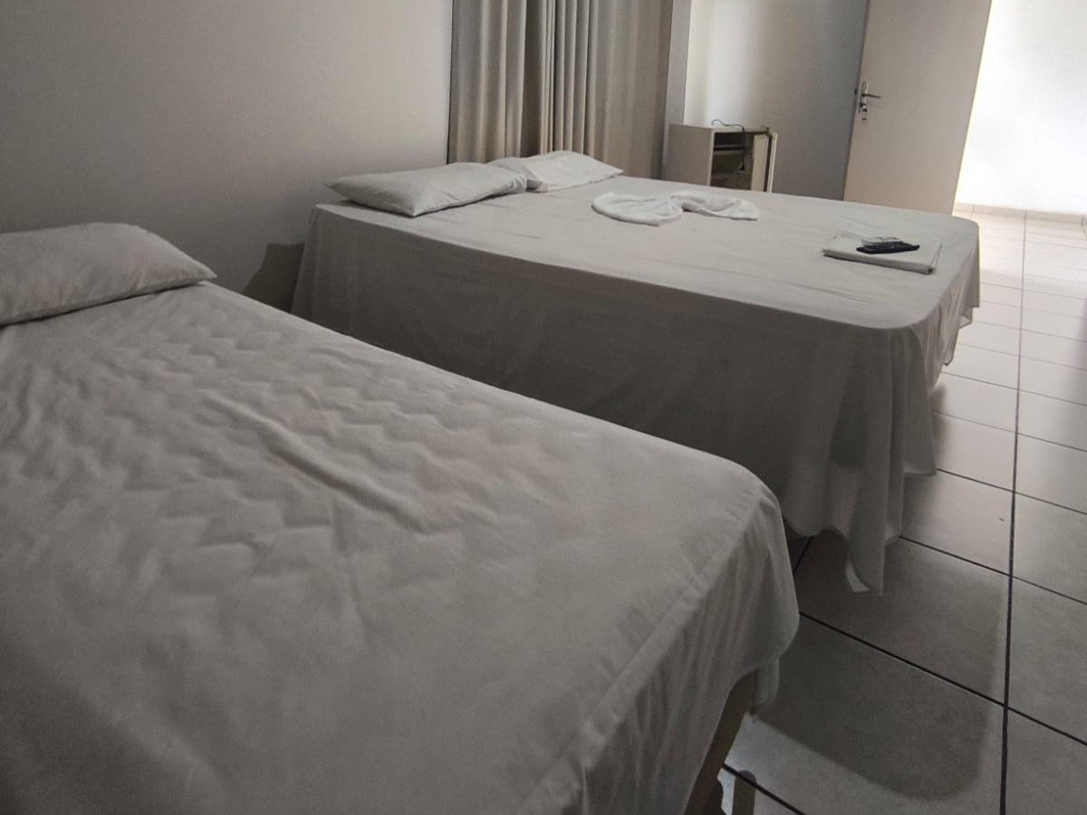 uma cama de casal e uma de solteiro